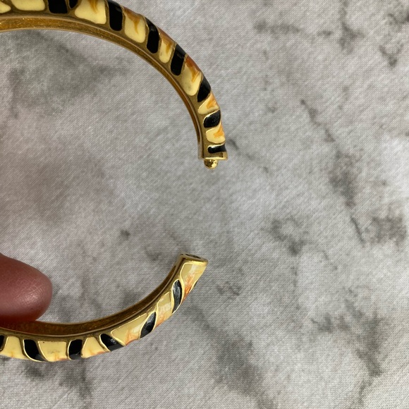 Kenneth Jay Lane tiger print bracelet clamp closure - Picture 2 of 5
